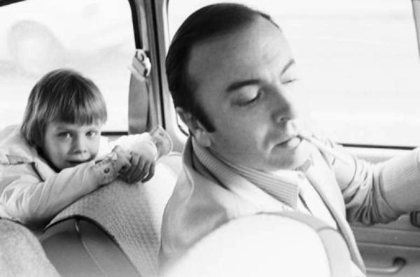 Uomo adulto e bimbo che viaggiano su un'auto