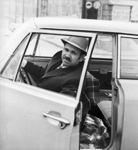 Milano - Ritratto di uomo con cappotto e cappello a bordo di una automobile