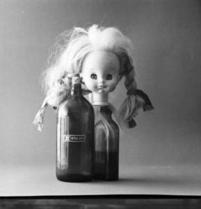 Still - life con due bottiglie, di cui una di tintura di jodio, e testa di bambola