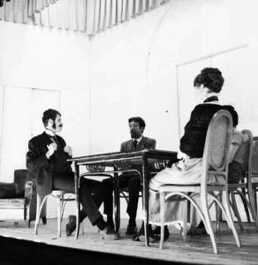 Nizza - rappresentazione teatrale - Attori e attrici in costume sul palcoscenico attorno ad un tavolo