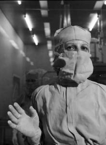 Glaxo - Ritratto di un ricercatore in camice bianco, guanti e mascherina in un laboratorio