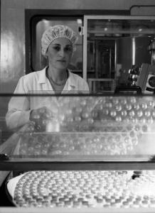 Glaxo - Ritratto di una lavoratrice del laboratorio farmaceutico - in primo piano le fiale