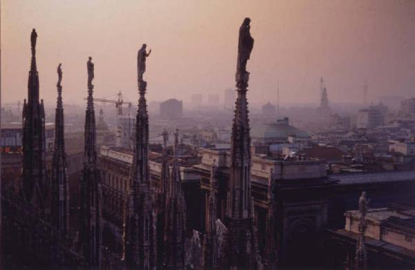 Milano - centro urbano - guglie del Duomo - galleria Vittorio Emanulele - edifici