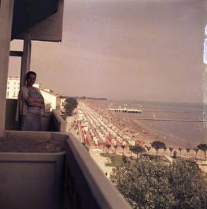 Ritratto femminile - donna sul balcone di un albergo al mare