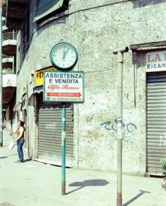 Milano - centro urbano - figura femminile - orologio stradale