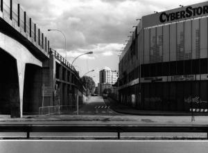 Milano - centro urbano - edificio industriale - edificio a torre nei pressi di Lorenteggio - strada - ponte