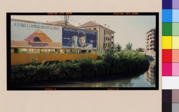 Vimodrone - Naviglio Martesana - cartelloni pubblicitari - argine - edifici a blocco