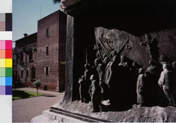 Abbiategrasso - centro storico - Castello Visconteo - monumento ai Caduti - bassorilievo