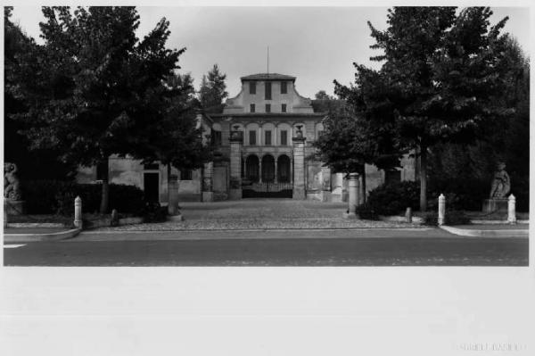 Bussero - villa Sioli - facciata principale - cancello - ingresso