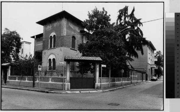 Legnano - via Bramante - via Foscolo - casa Re Fisichella - cancello