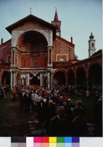 Abbiategrasso - centro storico - chiesa di Santa Maria Nascente - portale - portico - fedeli in processione
