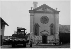 Noviglio - cascina Conigo - facciata della cappella - trattore - uomo