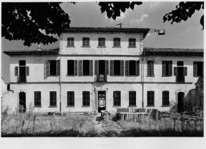 Cerro Maggiore - palazzo Dell'Acqua - facciata frontale - giardino