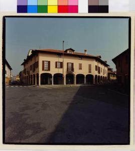 Nerviano - centro storico - edificio porticato - piazza