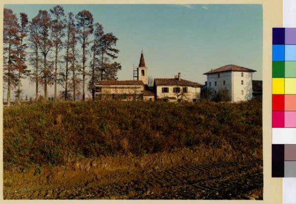 Pieve Emanuele - località Tolcinasco - chiesa della Santa Madre di Dio - campi