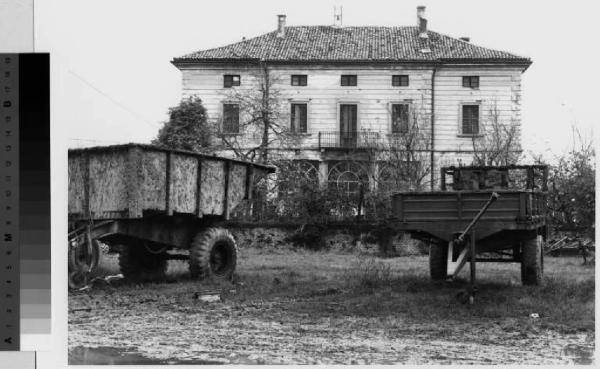 Assago - cascina Bazzanella - facciata - mezzi agricoli