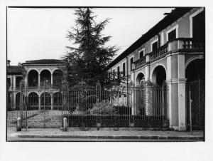 Inzago - villa Facheris - loggiato - cancello