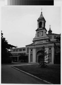 Cesano Boscone - chiesa della Sacra Famiglia - facciata principale - piazza Moneta