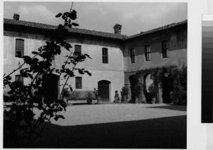 Peschiera Borromeo - castello - cortile interno
