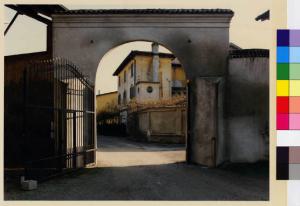 Basiglio - portico d'entrata - cancello - centro storico