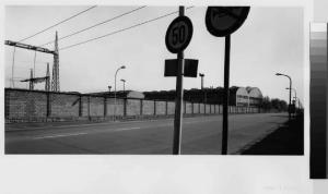 Sesto San Giovanni - via Milanese - Società Italiana Ernesto Breda - stabilimento - tralicci dell'alta tensione - muro di recinzione - segnaletica stradale