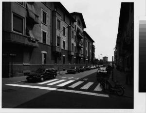 Sesto San Giovanni - via Bergomi - via Carducci - edificio in linea - autoveicoli