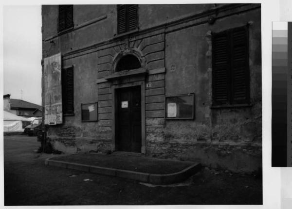 Trezzano Rosa - piazza San Gottardo - ingresso di un palazzo