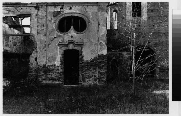Legnano - ex cappella in un cortile abbandonato