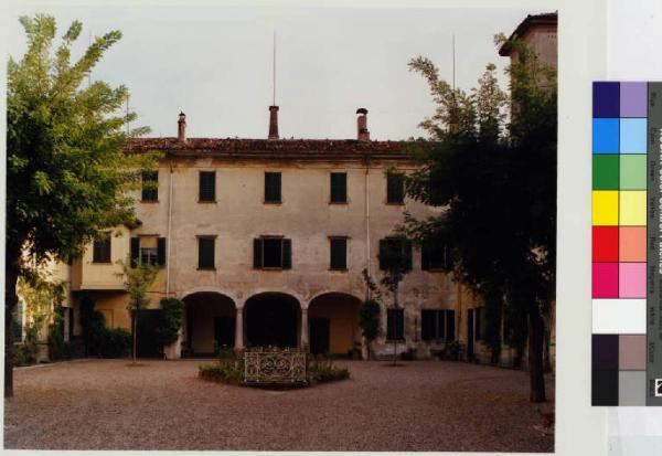 Cornaredo - frazione di S. Pietro all'Olmo - villa Gavazzi Balossi - cortile interno - porticato