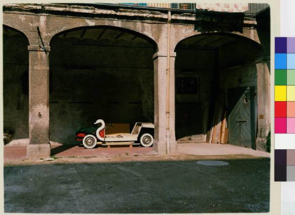 Trezzano sul Navilgio - via Vittorio Veneto 22 - portico di edificio a corte - giochi per bambini