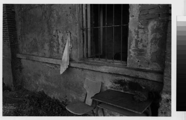Zibido San Giacomo - località di Moirago - edificio rurale - sedia - finestra