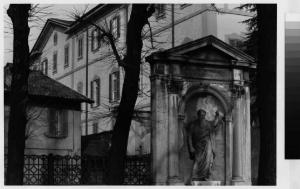 Rho - palazzo Padri Oblati - facciata - statua