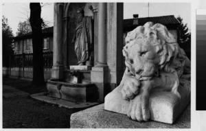 Rho - palazzo Padri Oblati - statua di leone - nicchia