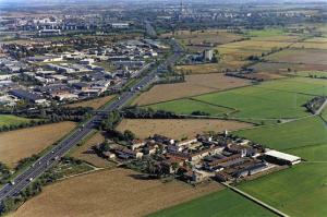 Buccinasco - veduta aerea - campi - tangenziale ovest - centro rurale di Buccinasco Castello - zona industriale