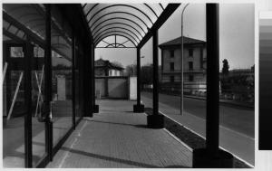 Legnano - via Pontida - portico vetrato di negozio - centro urbano