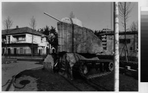 Legnano - monumento al carrista nei pressi del castello - centro abitato
