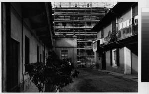 Legnano - corso Garibaldi 141 - cortile interno - ballatoi - edifici residenziali in costruzione