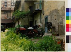Trezzano sul Navilgio - via Vittorio Veneto 22 - casa - corte interna - motociclette