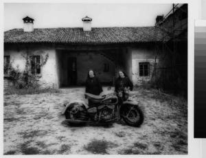 Arese - frazione di Valera - via Allende - cascina - corte rustica - ritratto di due donne - suore - motocicletta