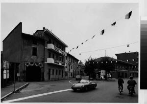 Arluno - piazza Alcide De Gasperi - incrocio stradale - automobile - ciclisti