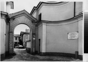 Arluno - palazzo Pozzobonelli Lambertenghi Dell'Acqua - arco di ingresso - targa in memoria di Silvio Pellico