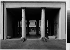 Pregnana Milanese - oratorio Sacro Cuore - porticato di ingresso con colonne