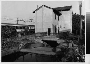 Pregnana Milanese - vecchia stazione - canali - treno in corsa