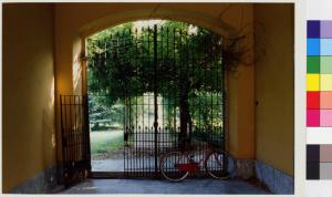 Corsico - via V. Emanuele, 51 - cancello di ingresso - giardino