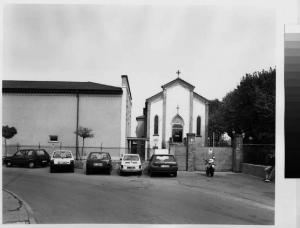 Carugate - chiesa di Santa Maria Ausiliatrice - strada - automobili