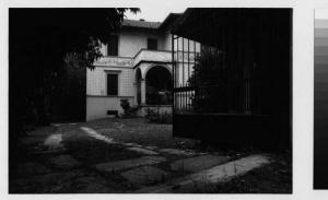 Binasco - via Roma - palazzina - giardino - cancello di ingresso