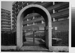 Opera - via Di Vittorio - edifici residenziale a blocco - cancello di ingresso