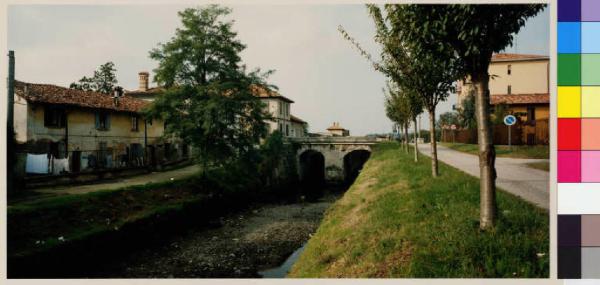 Casarile - centro storico - cascina lungo il Naviglio Pavese - strada - ponte