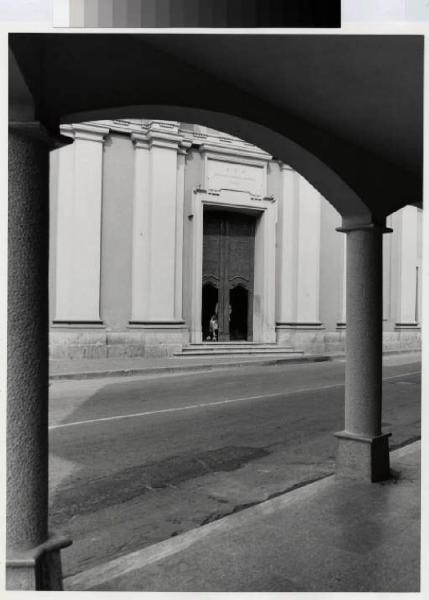 Pioltello - via Moro - portico con colonne - portone di ingresso della chiesa di Sant'Andrea
