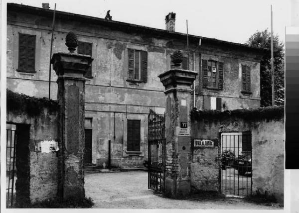 Pioltello - via Milano - edificio sede dell'Associazione Combattenti e Reduci - cancello di ingresso